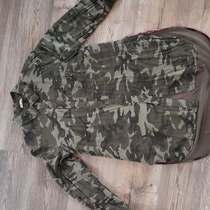 Tribal jeans l size small l long blouse l camo l floral l beautiful back details